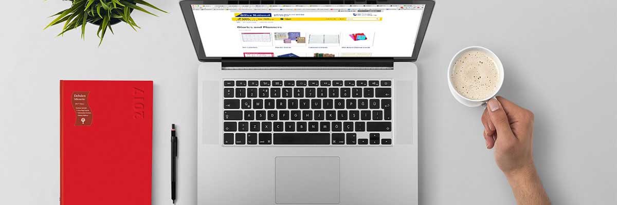 Moderan laptop na radnom stolu