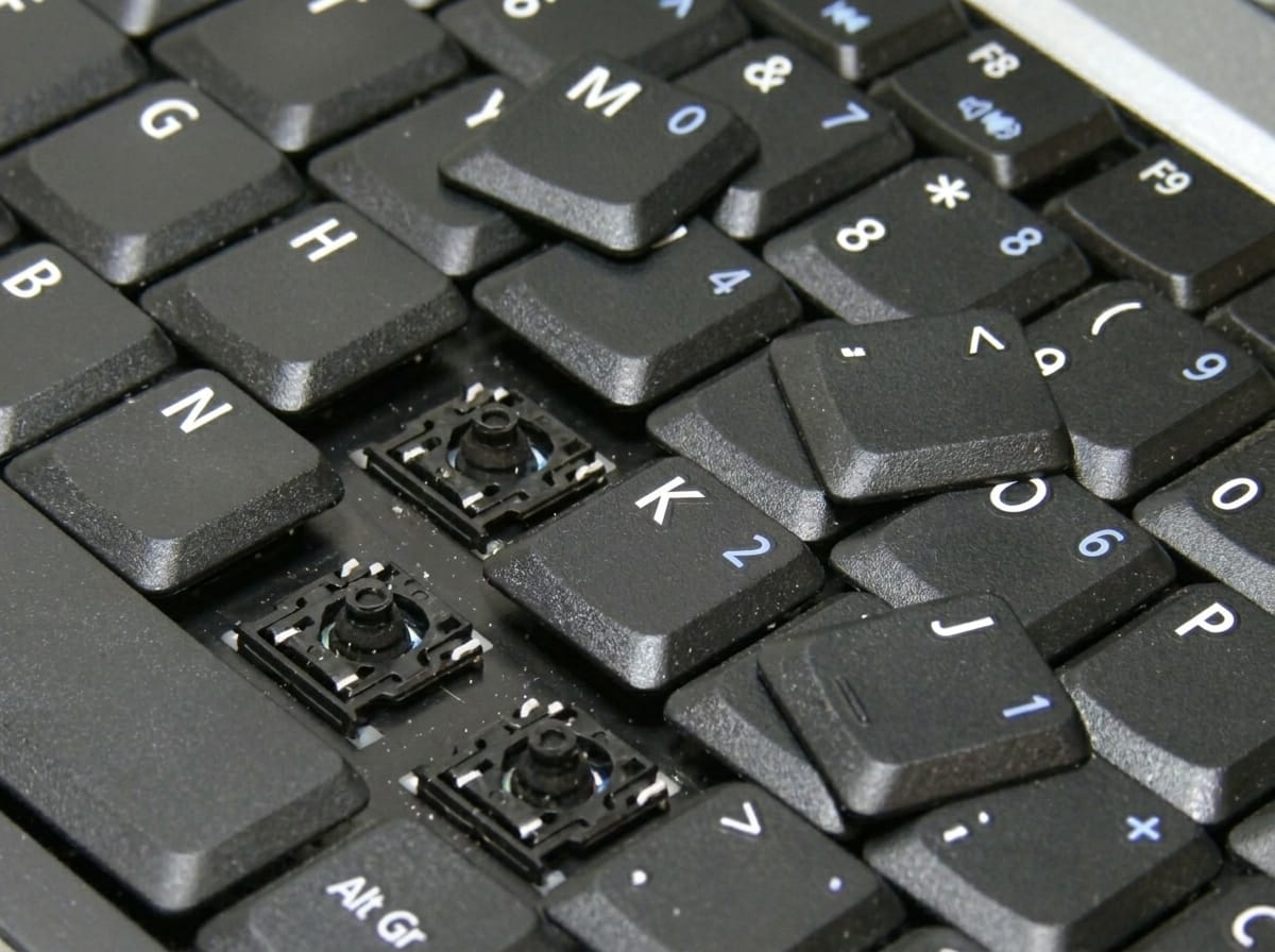 Ispali tasteri i oštećena tastatura na laptopu