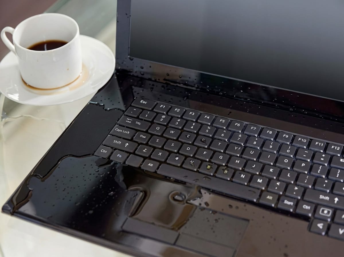 Prosuta kafa po tastaturi laptopa